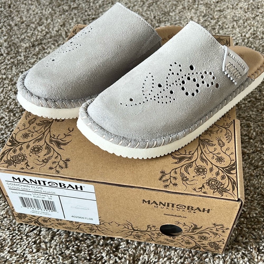 Manitobah clogs